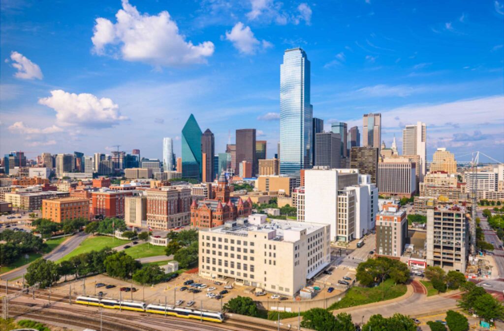 Image of the Dallas, Texas skyline on a sunny day with blue skies and few clouds. Dallas is ranked 39 out of 100 on the The Arcadis Sustainable Cities Index 2022.