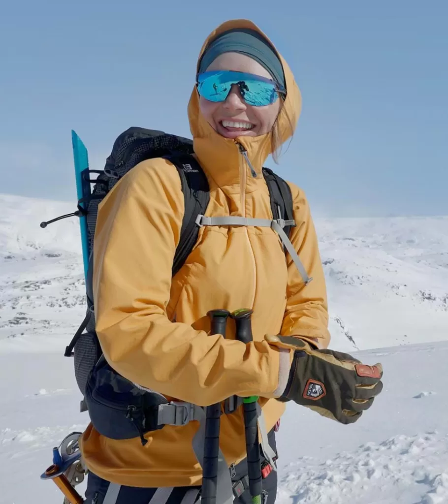 Image of a person wearing the W's Pace Jacket from Houdini outdoors in the winter.